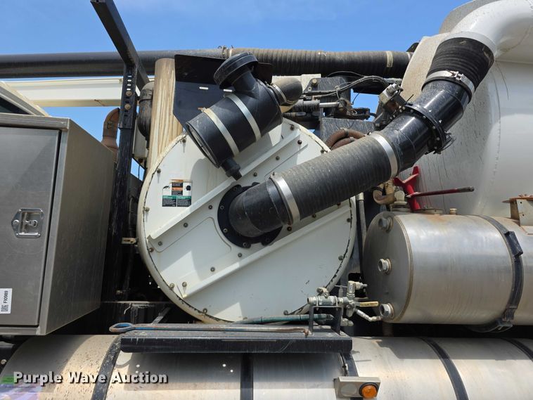 image for item FI0989 2008 International 7400SBA vacuum truck