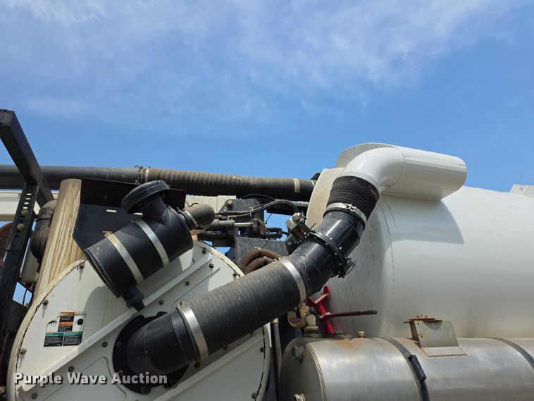 image for item FI0989 2008 International 7400SBA vacuum truck