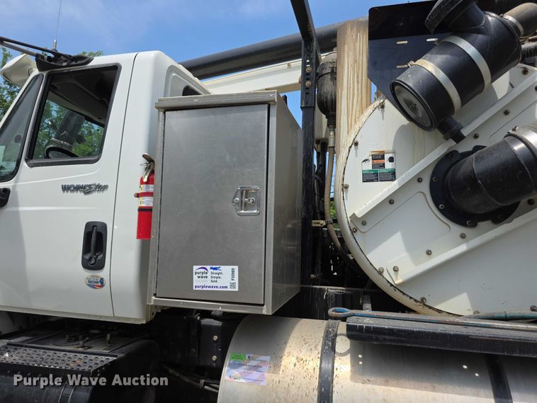 image for item FI0989 2008 International 7400SBA vacuum truck