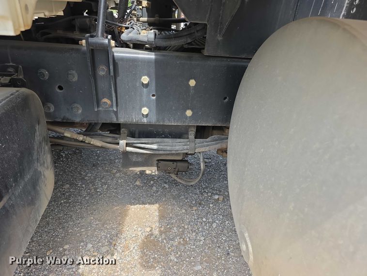 image for item FI0989 2008 International 7400SBA vacuum truck