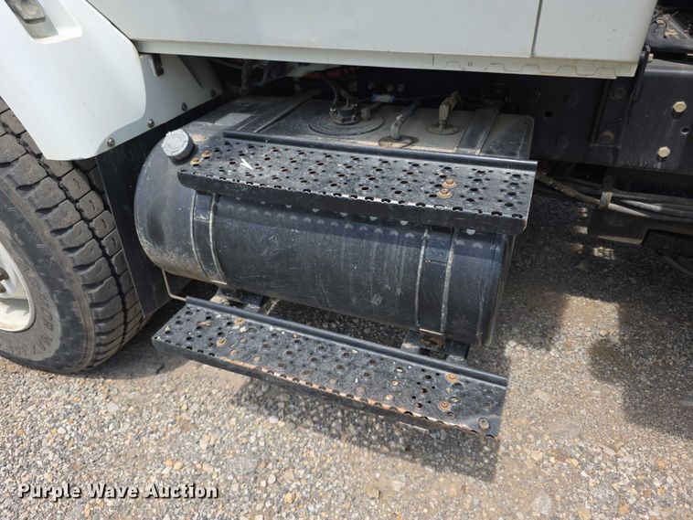 image for item FI0989 2008 International 7400SBA vacuum truck