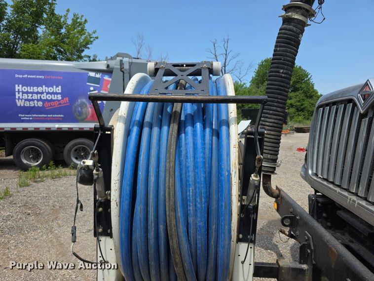 image for item FI0989 2008 International 7400SBA vacuum truck