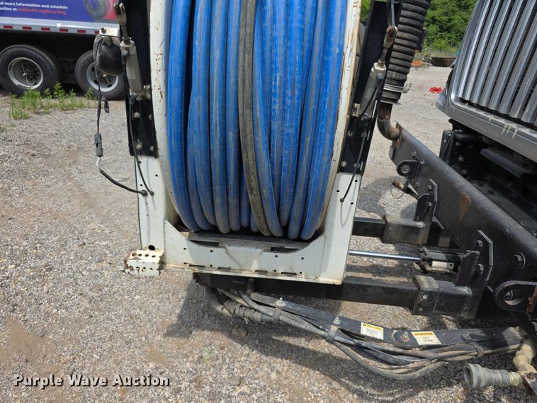 image for item FI0989 2008 International 7400SBA vacuum truck