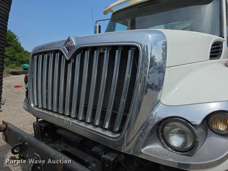 image for item FI0989 2008 International 7400SBA vacuum truck