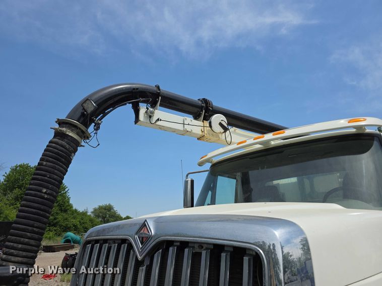 image for item FI0989 2008 International 7400SBA vacuum truck