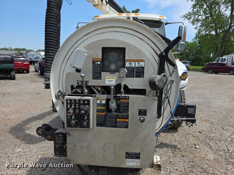 image for item FI0989 2008 International 7400SBA vacuum truck