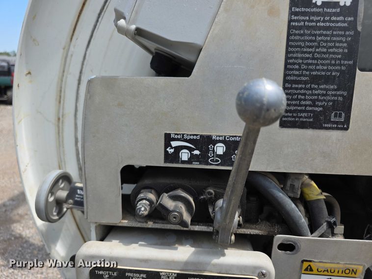 image for item FI0989 2008 International 7400SBA vacuum truck