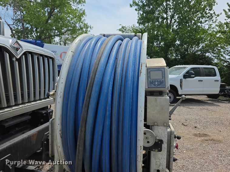 image for item FI0989 2008 International 7400SBA vacuum truck