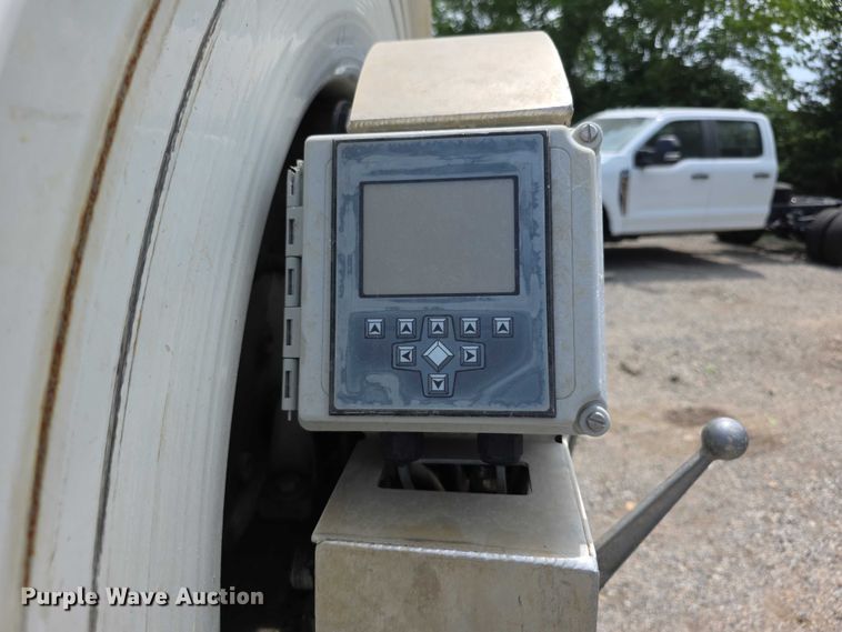 image for item FI0989 2008 International 7400SBA vacuum truck