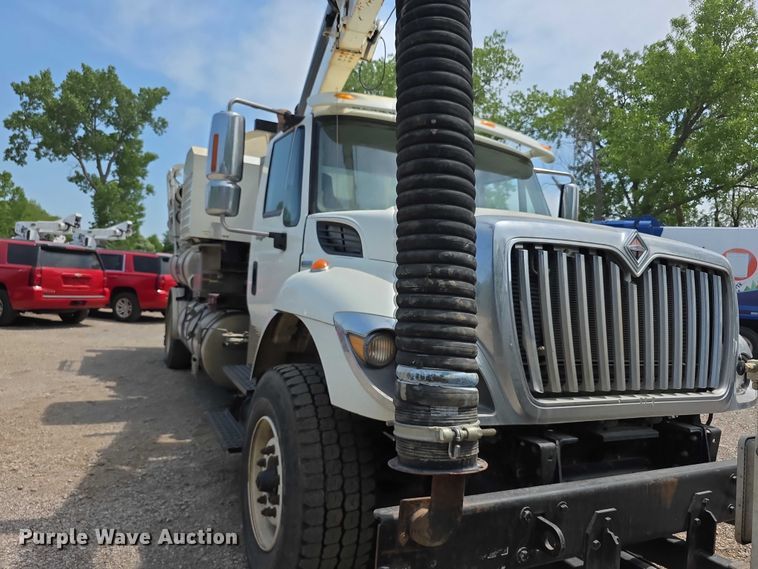 image for item FI0989 2008 International 7400SBA vacuum truck