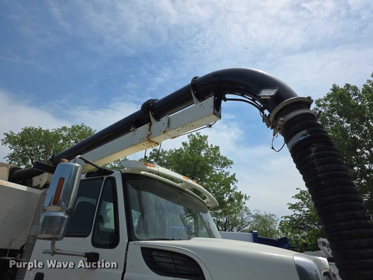 image for item FI0989 2008 International 7400SBA vacuum truck