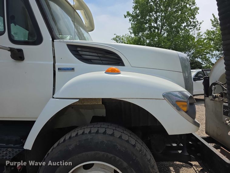 image for item FI0989 2008 International 7400SBA vacuum truck