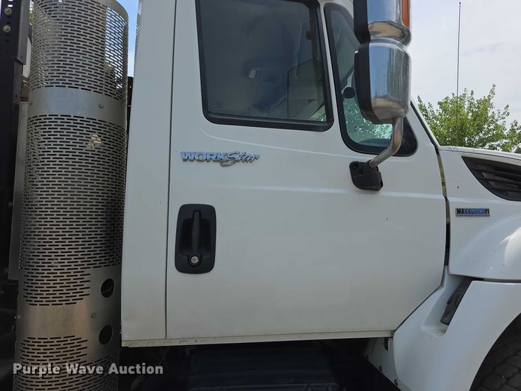 image for item FI0989 2008 International 7400SBA vacuum truck