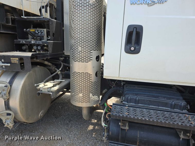 image for item FI0989 2008 International 7400SBA vacuum truck