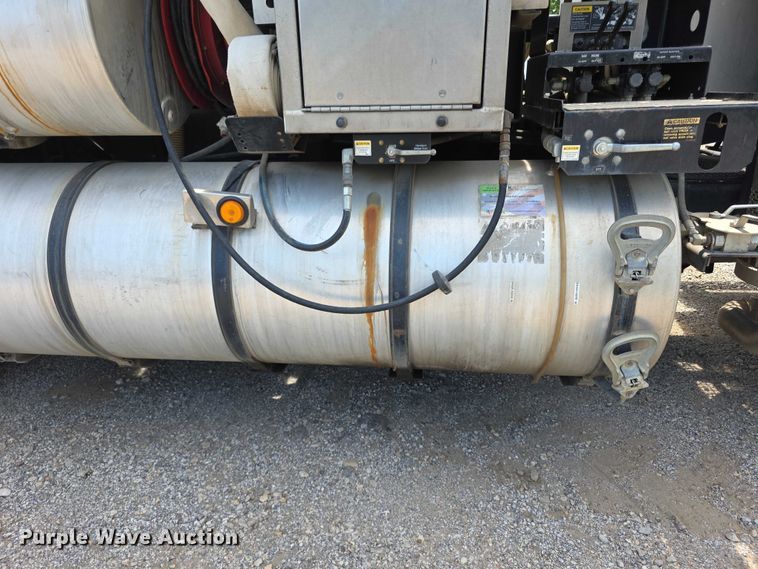 image for item FI0989 2008 International 7400SBA vacuum truck