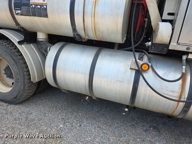 image for item FI0989 2008 International 7400SBA vacuum truck