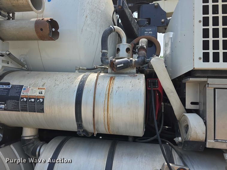 image for item FI0989 2008 International 7400SBA vacuum truck