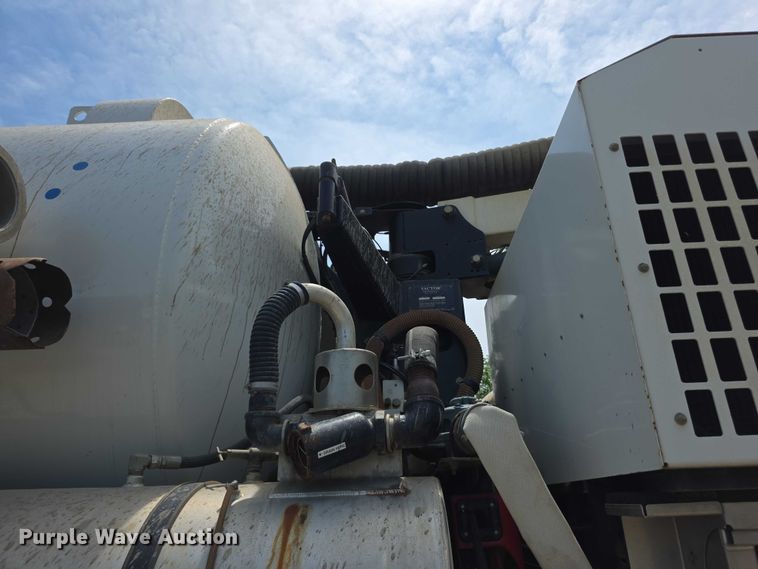 image for item FI0989 2008 International 7400SBA vacuum truck
