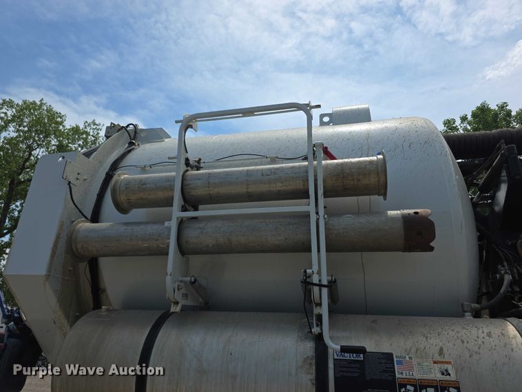 image for item FI0989 2008 International 7400SBA vacuum truck