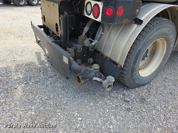 image for item FI0989 2008 International 7400SBA vacuum truck