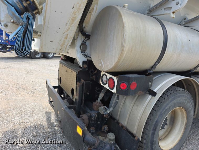 image for item FI0989 2008 International 7400SBA vacuum truck