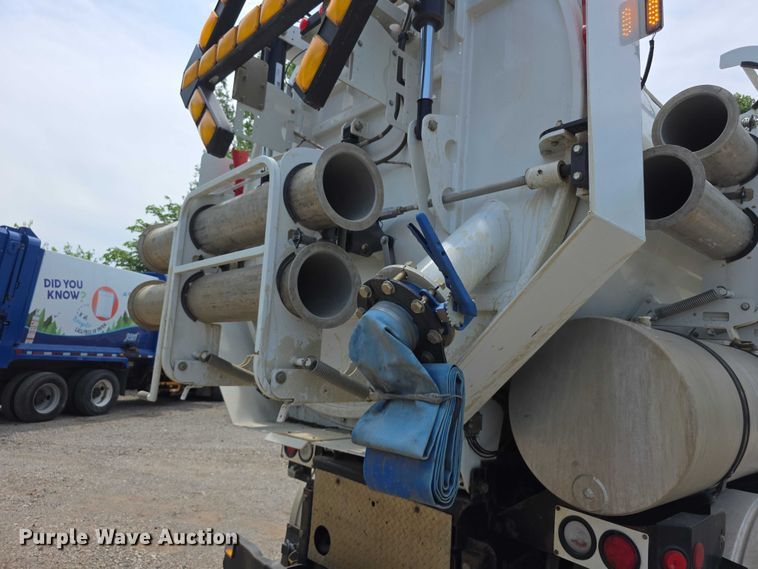 image for item FI0989 2008 International 7400SBA vacuum truck