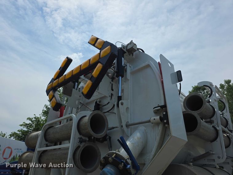 image for item FI0989 2008 International 7400SBA vacuum truck