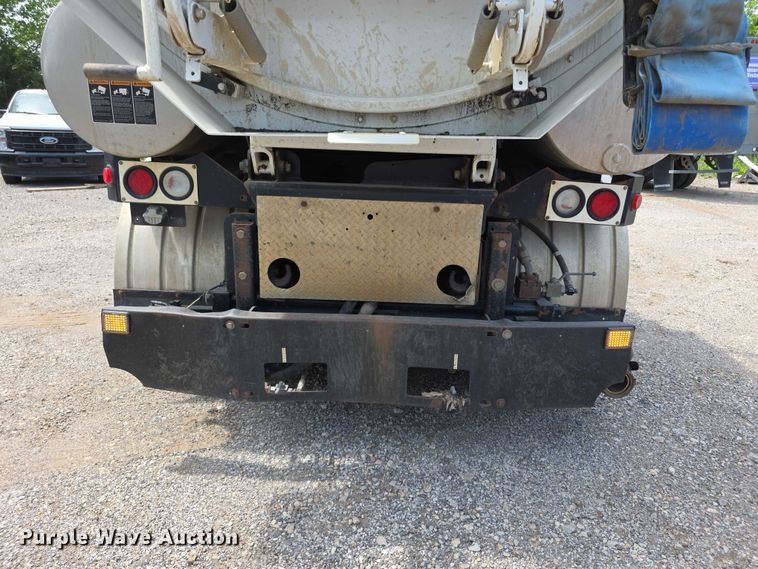 image for item FI0989 2008 International 7400SBA vacuum truck