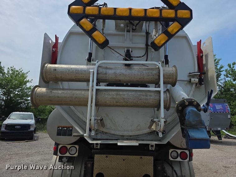 image for item FI0989 2008 International 7400SBA vacuum truck