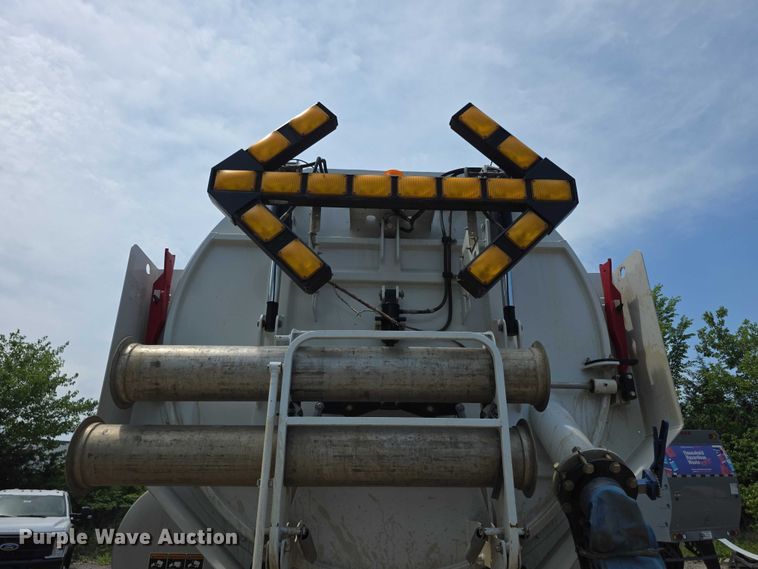 image for item FI0989 2008 International 7400SBA vacuum truck