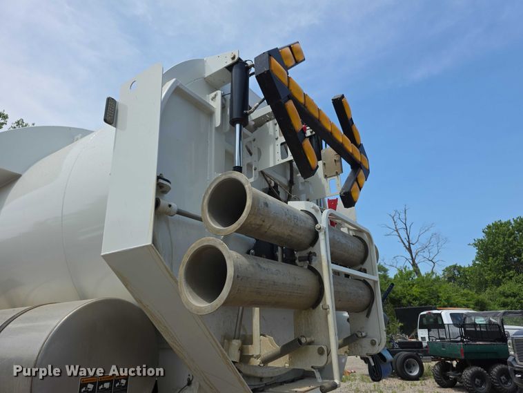 image for item FI0989 2008 International 7400SBA vacuum truck