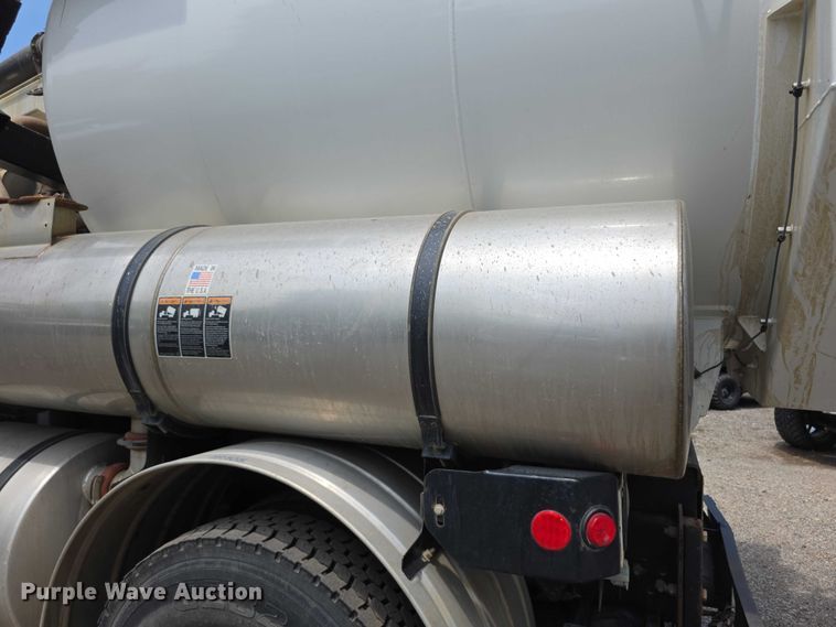 image for item FI0989 2008 International 7400SBA vacuum truck