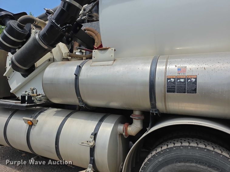 image for item FI0989 2008 International 7400SBA vacuum truck