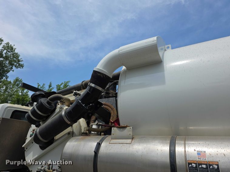 image for item FI0989 2008 International 7400SBA vacuum truck