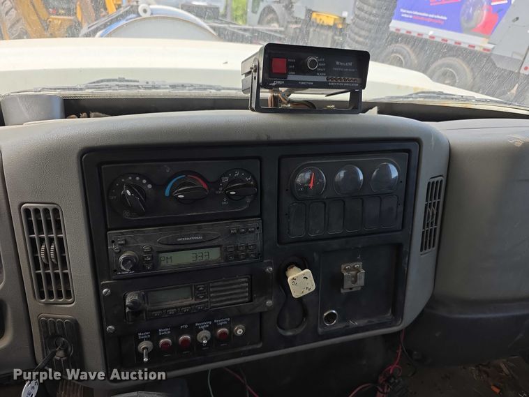 image for item FI0989 2008 International 7400SBA vacuum truck