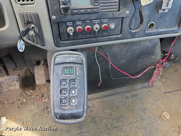 image for item FI0989 2008 International 7400SBA vacuum truck