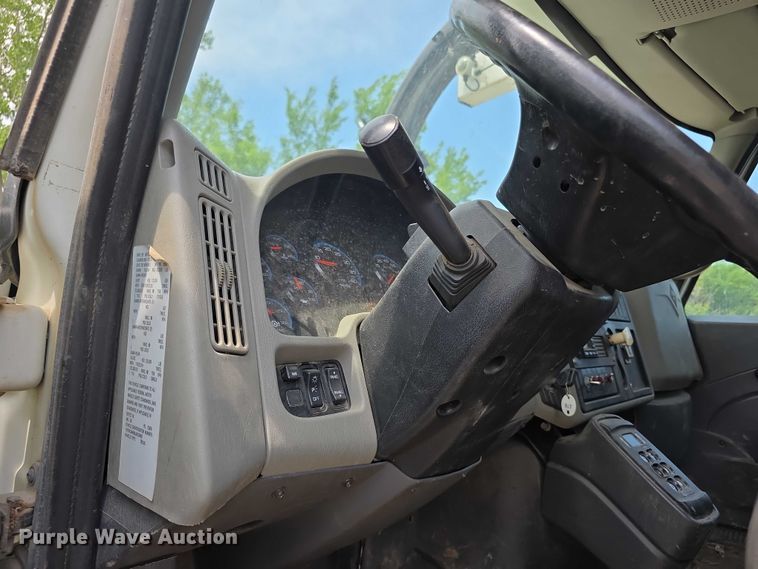 image for item FI0989 2008 International 7400SBA vacuum truck