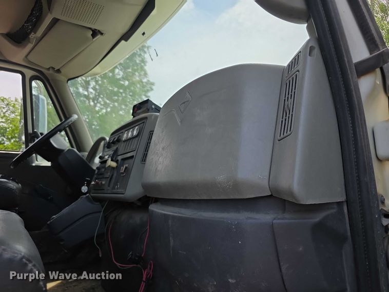 image for item FI0989 2008 International 7400SBA vacuum truck