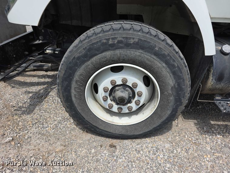 image for item FI0989 2008 International 7400SBA vacuum truck