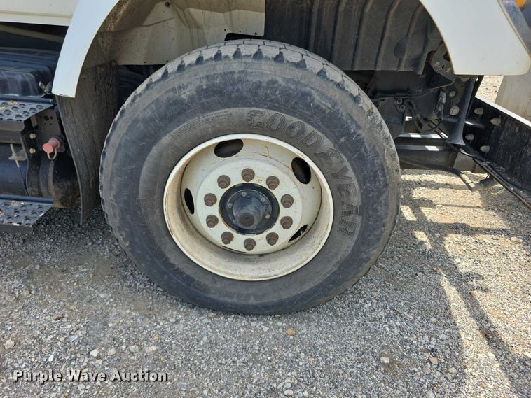 image for item FI0989 2008 International 7400SBA vacuum truck