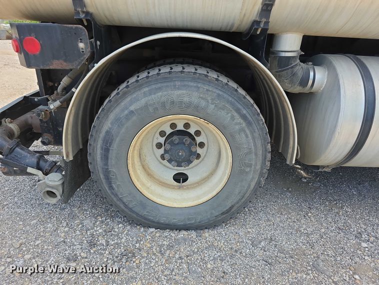 image for item FI0989 2008 International 7400SBA vacuum truck