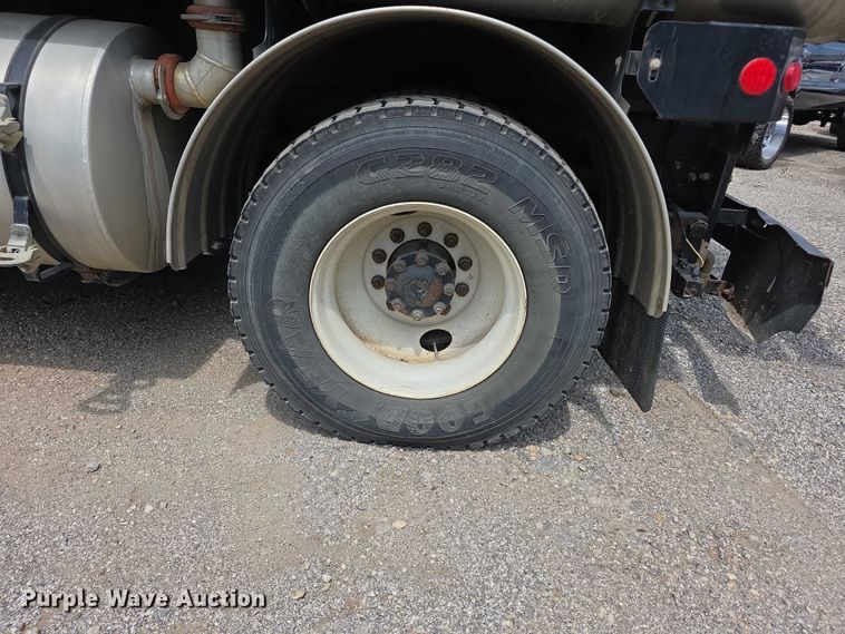 image for item FI0989 2008 International 7400SBA vacuum truck