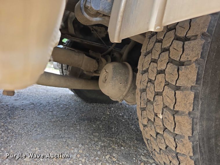 image for item FI0989 2008 International 7400SBA vacuum truck