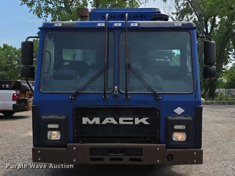 image for item FI0990 2017 Mack LR633 refuse truck