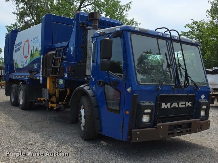 image for item FI0990 2017 Mack LR633 refuse truck