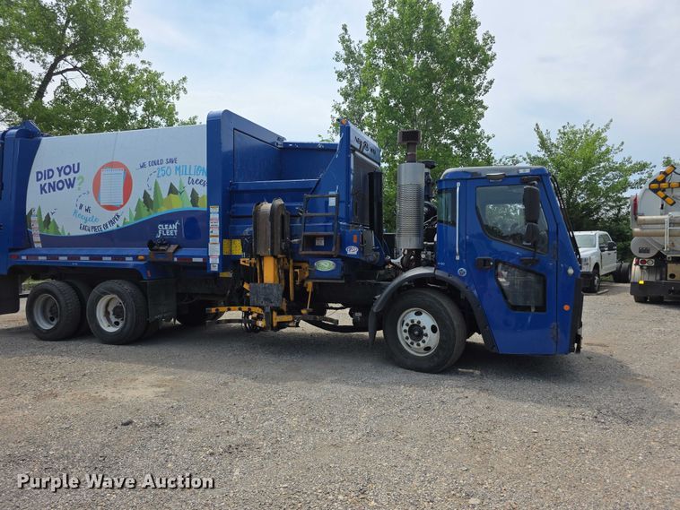 image for item FI0990 2017 Mack LR633 refuse truck