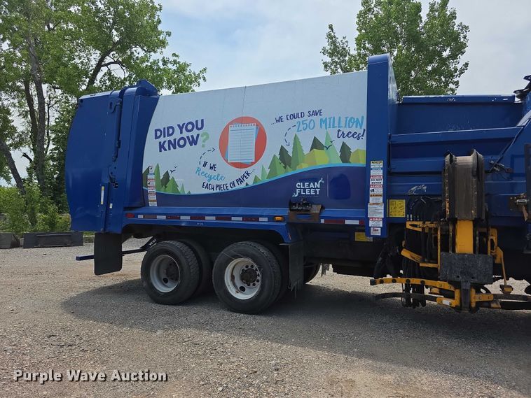 image for item FI0990 2017 Mack LR633 refuse truck