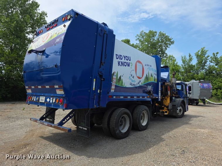 image for item FI0990 2017 Mack LR633 refuse truck