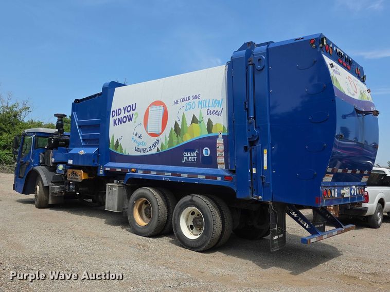 image for item FI0990 2017 Mack LR633 refuse truck