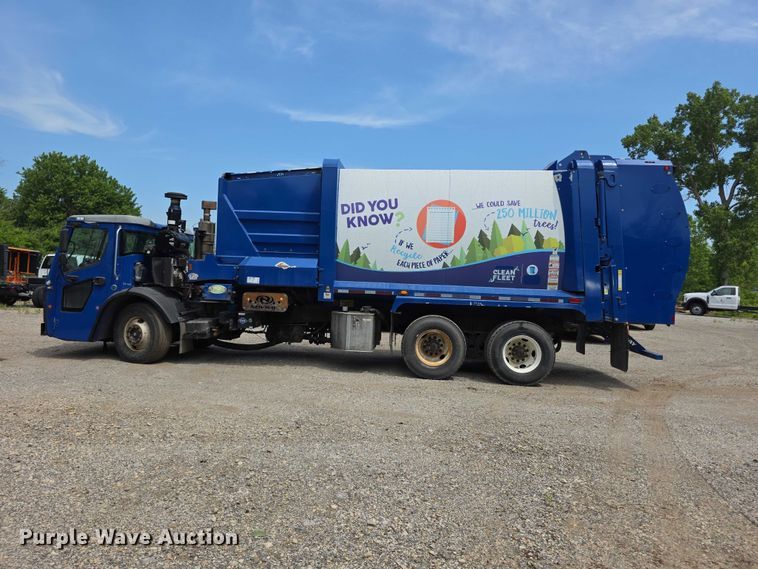 image for item FI0990 2017 Mack LR633 refuse truck